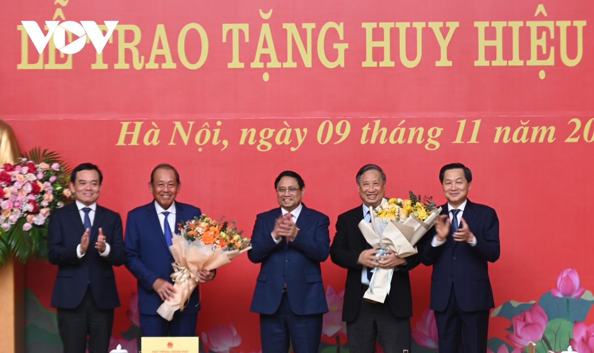 Thủ tướng trao Huy hiệu Đảng cho các đồng chí Phạm Gia Khiêm và Trương Hòa Bình